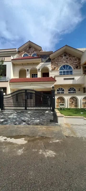 10 Marla House For Sale In G-13, Islamabad