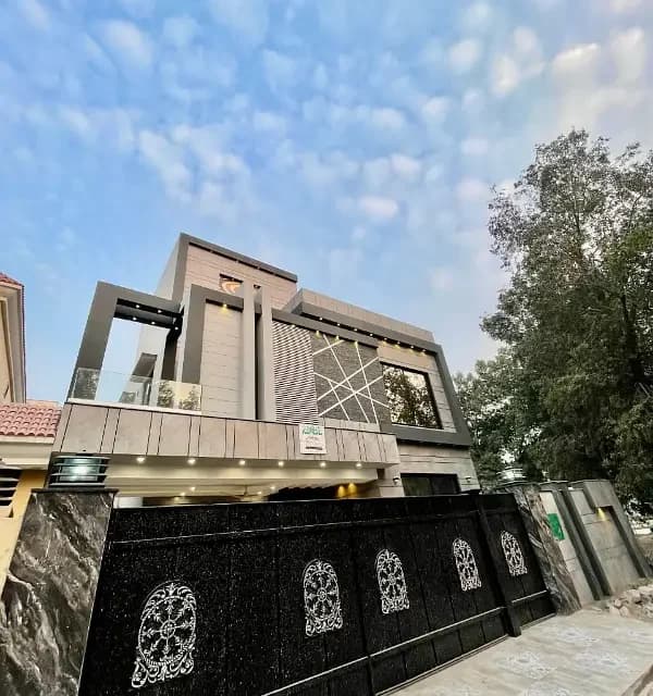 10 Marla Modern House For Sale In Bahria Town Sector C, Lahore