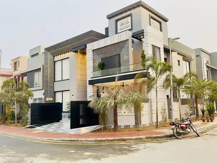 10 Marla House For Sale In Bahria Town - Sector C, Lahore