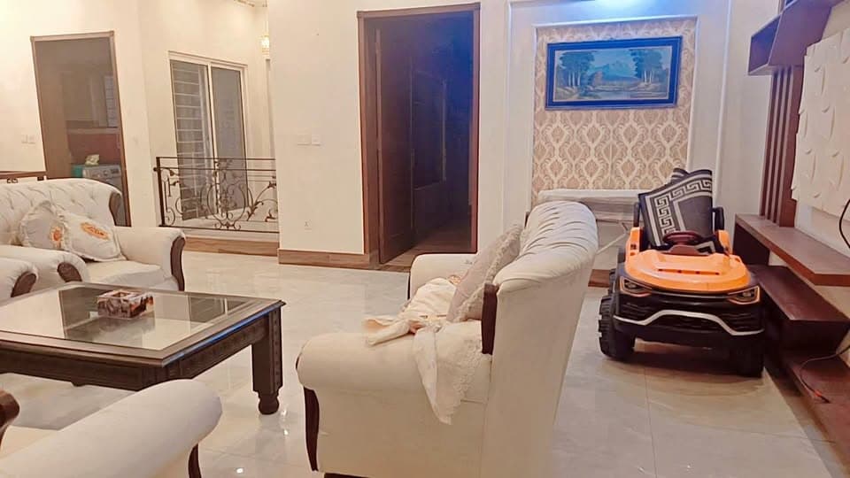 10 Marla House For Rent In  Bahria Town, Lahore 