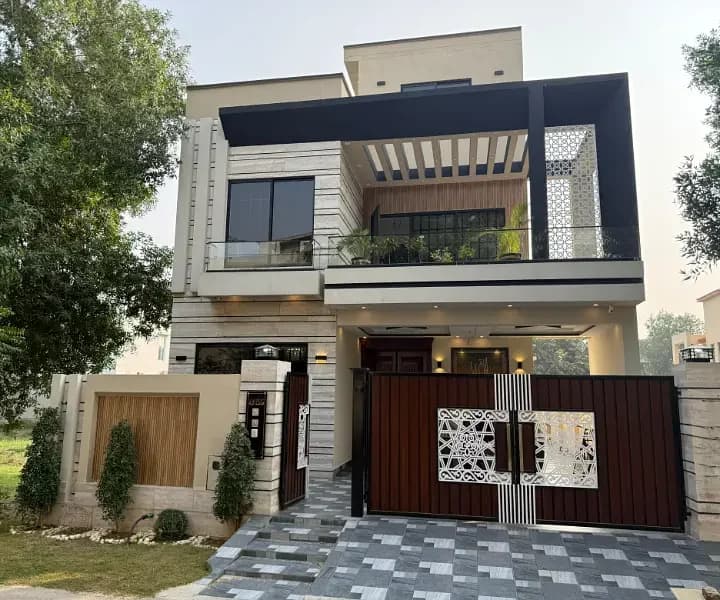 10 Marla New House For Sale Lake City, Lahore