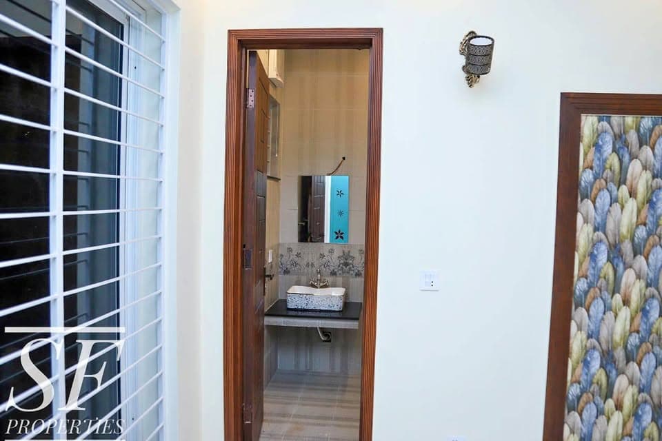 10 Marla House For Rent In Bahria Town sector E , Lahore