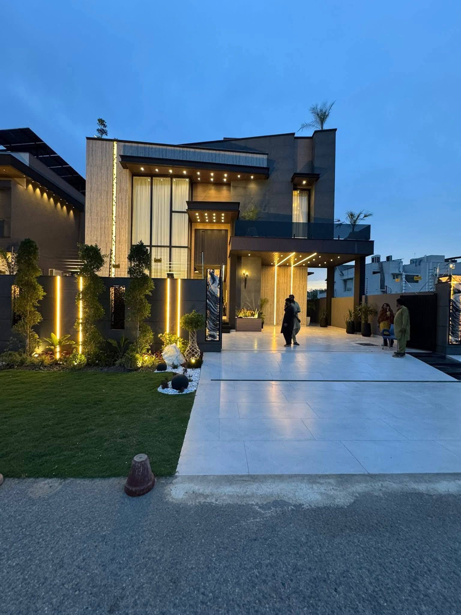 1 Kanal House For Sale In DHA Lahore - Image 1