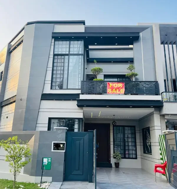 9 Marla House For Sale In Bharia Town - Sector E, Lahore - Image 1