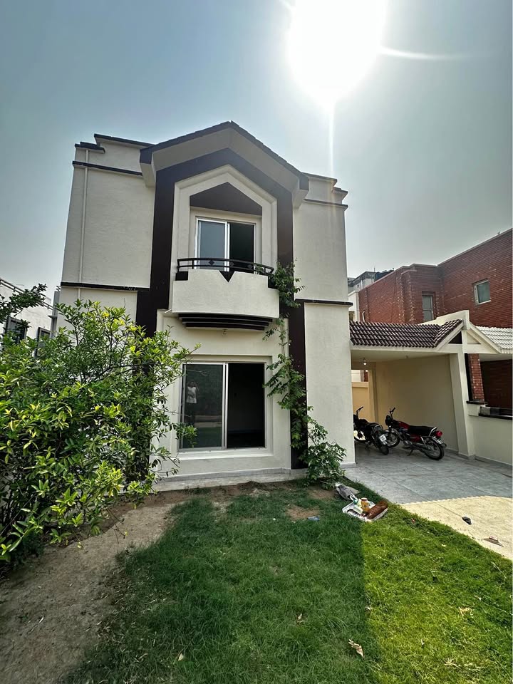 10 Marla House For Rent In Lake City , Lahore  - Image 1
