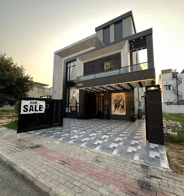 10 Marla House For Sale In Bahria Town Sector C, Lahore - Image 1
