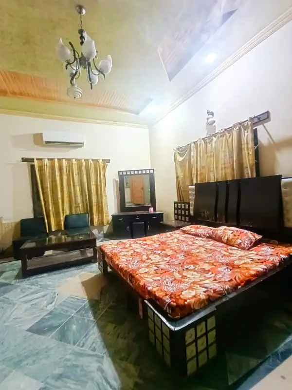 25 Marla Triple Storey House For Rent In Canal Road, Faisalabad - Image 1