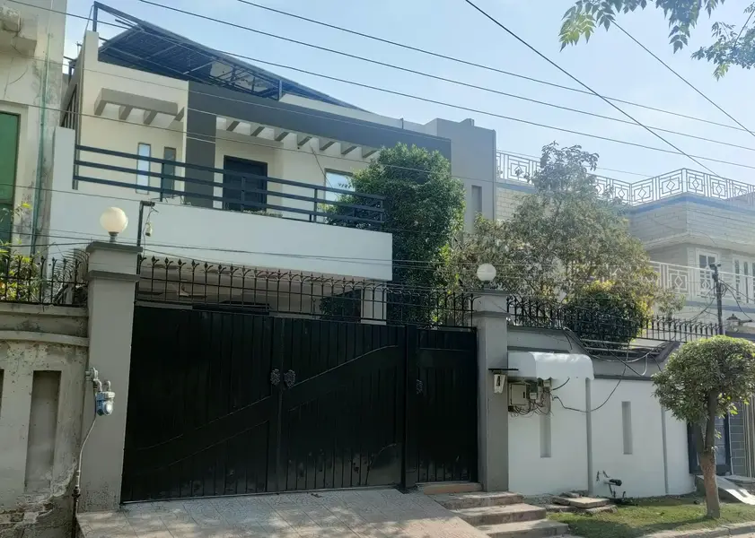 12 Marla Modern House For Sale In Khayaban Colony 2, Faisalabad - Image 1