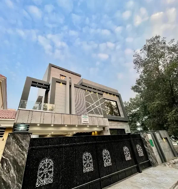 10 Marla Modern House For Sale In Bahria Town Sector C, Lahore - Image 1