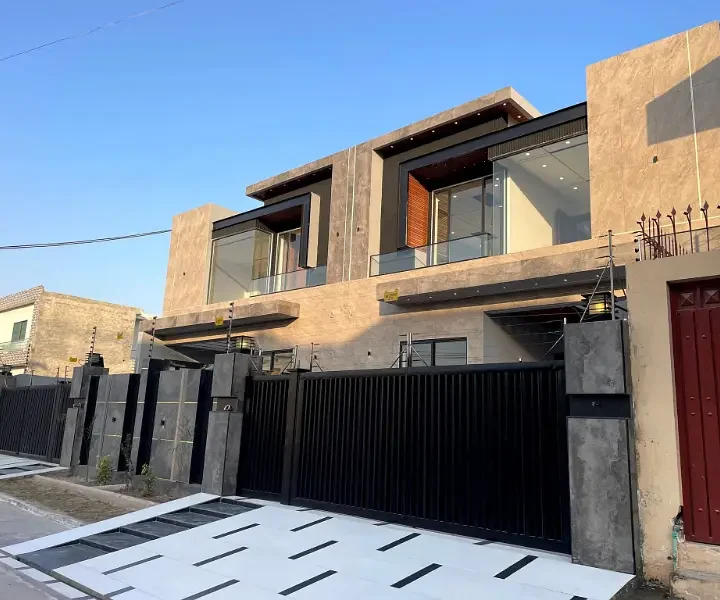 10 Marla Double Story Luxury House For Sale In Model Town Multan - Image 1
