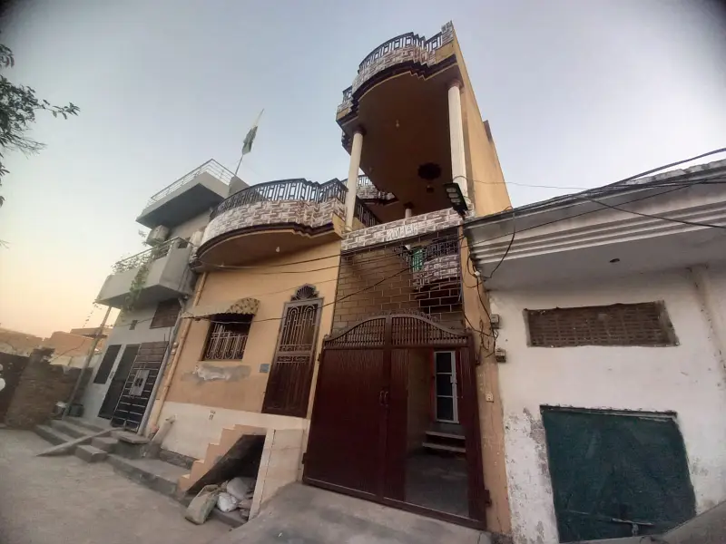 5 Marla Triple Storey House For Sale In Karimpura Road, Jhelum - Image 1